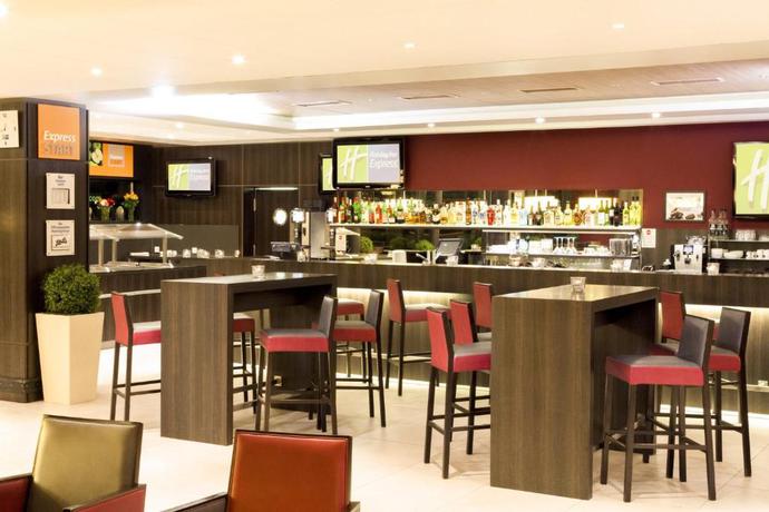 Imagen del bar/restaurante del Hotel Holiday Inn Express Zurich Airport by IHG. Foto 2