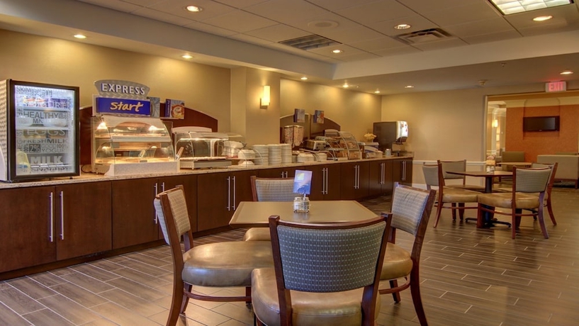 Imagen del bar/restaurante del Hotel Holiday Inn Express & Suites Alpharetta - Windward Parkway. Foto 6