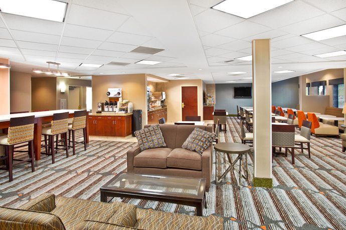 Imagen de los interiores del Hotel Holiday Inn Express & Suites Bradley Airport. Foto 14