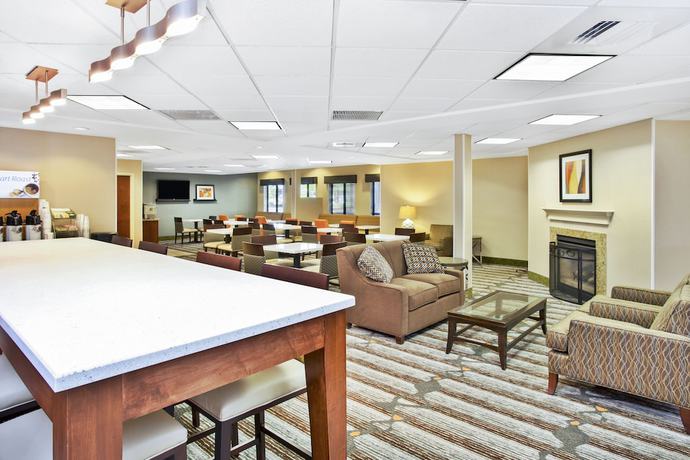 Imagen de los interiores del Hotel Holiday Inn Express & Suites Bradley Airport. Foto 15