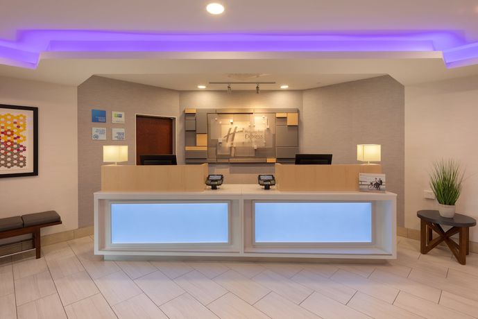 Imagen de los interiores del Hotel Holiday Inn Express & Suites Bradley Airport. Foto 16