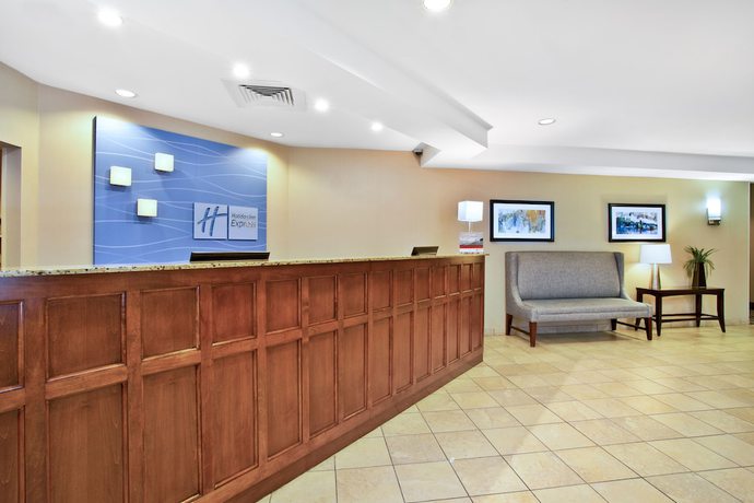 Imagen de los interiores del Hotel Holiday Inn Express & Suites Bradley Airport. Foto 19