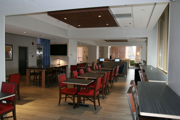 Imagen del bar/restaurante del Hotel Holiday Inn Express & Suites Buffalo Downtown - Medical CTR. Foto 3