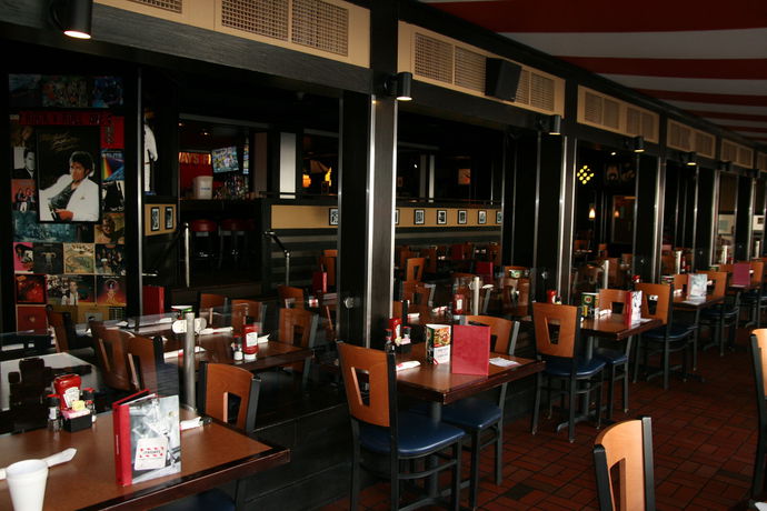 Imagen del bar/restaurante del Hotel Holiday Inn Express & Suites Buffalo Downtown - Medical CTR. Foto 5