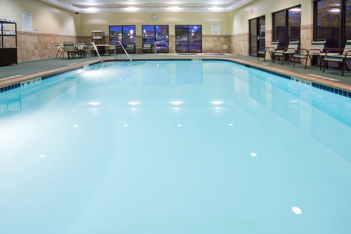 Imagen de la piscina del Hotel Holiday Inn Express & Suites Cedar Rapids-I-380 @ 33rd Ave. Foto 14