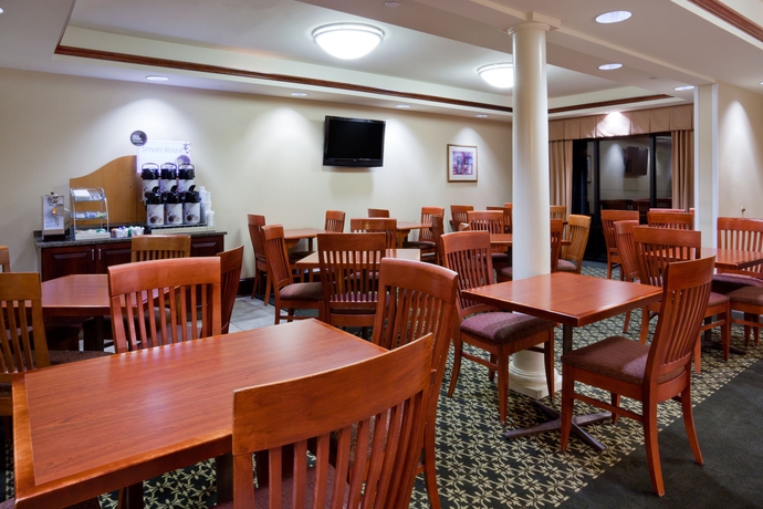 Imagen del bar/restaurante del Hotel Holiday Inn Express & Suites Cedar Rapids-I-380 @ 33rd Ave. Foto 5