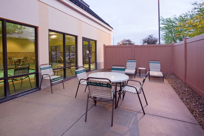 Imagen de los exteriores del Hotel Holiday Inn Express & Suites Cedar Rapids-I-380 @ 33rd Ave. Foto 7