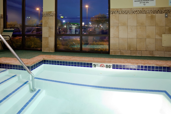 Imagen de la piscina del Hotel Holiday Inn Express & Suites Cedar Rapids-I-380 @ 33rd Ave. Foto 16