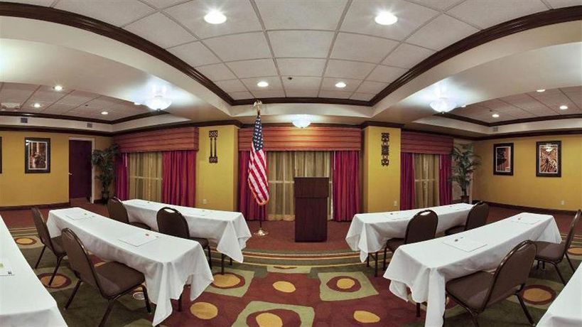 Imagen de los exteriores del Hotel Holiday Inn Express & Suites Charleston-Ashley Phosphate. Foto 7