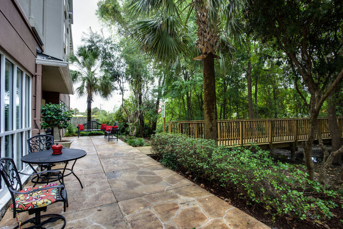Imagen del bar/restaurante del Hotel Holiday Inn Express & Suites Charleston-Ashley Phosphate. Foto 4