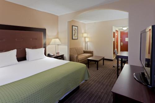 Imagen de la habitación del Hotel Holiday Inn Express & Suites Charleston-Southridge, an IHG. Foto 2
