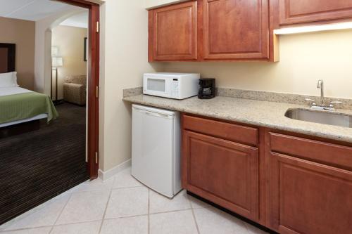 Imagen de la habitación del Hotel Holiday Inn Express & Suites Charleston-Southridge, an IHG. Foto 4