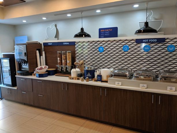 Imagen del bar/restaurante del Hotel Holiday Inn Express & Suites Charlotte-Concord-I-85. Foto 6