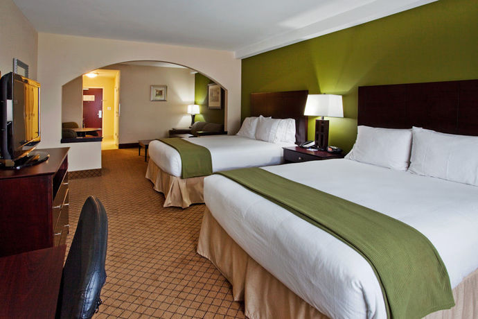 Imagen de la piscina del Hotel Holiday Inn Express & Suites Columbus-Fort Benning. Foto 16