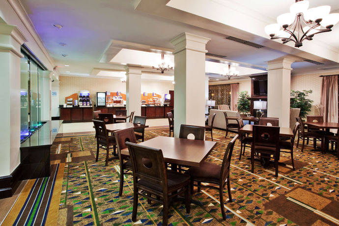 Imagen de la habitación del Hotel Holiday Inn Express & Suites Columbus-Fort Benning. Foto 7