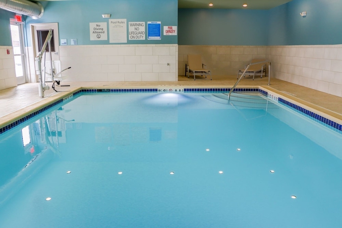 Imagen de la piscina del Hotel Holiday Inn Express & Suites Detroit Northwest - Livonia. Foto 19