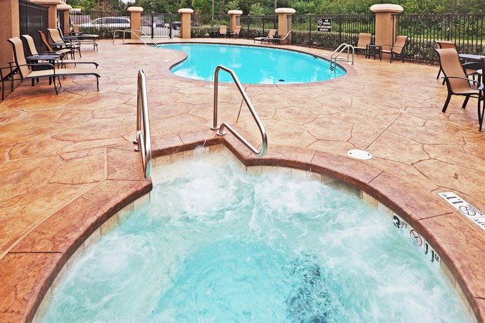 Imagen de la piscina del Hotel Holiday Inn Express & Suites Durant. Foto 18