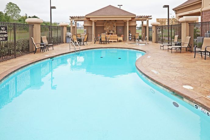 Imagen de la piscina del Hotel Holiday Inn Express & Suites Durant. Foto 19
