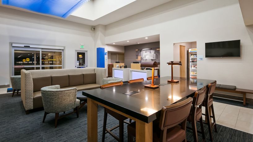 Imagen de los interiores del Hotel Holiday Inn Express & Suites Everett. Foto 18