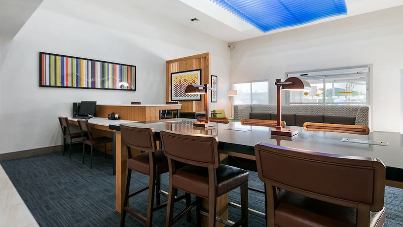 Imagen de los interiores del Hotel Holiday Inn Express & Suites Everett. Foto 20