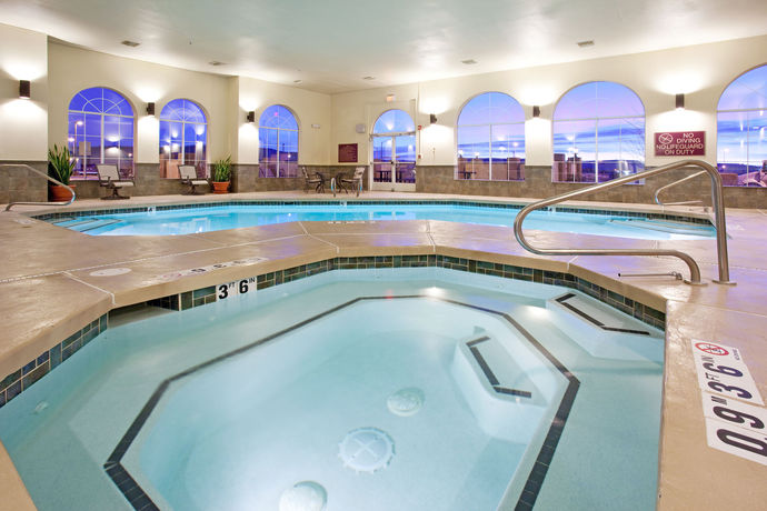 Imagen de la piscina del Hotel Holiday Inn Express & Suites Farmington (Bloomfield). Foto 13