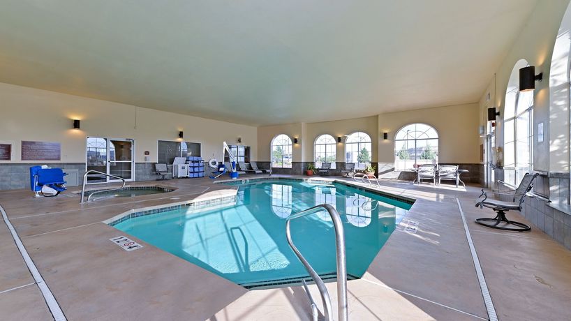 Imagen de la piscina del Hotel Holiday Inn Express & Suites Farmington (Bloomfield). Foto 15