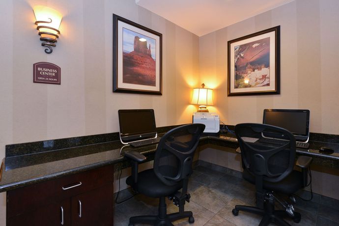 Imagen de los interiores del Hotel Holiday Inn Express & Suites Farmington (Bloomfield). Foto 11