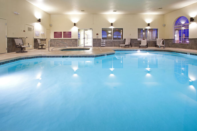 Imagen de la piscina del Hotel Holiday Inn Express & Suites Farmington (Bloomfield). Foto 16
