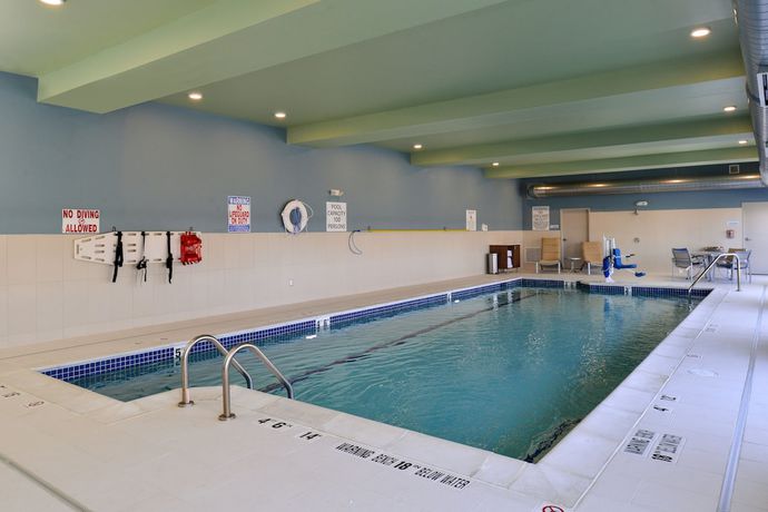 Imagen de la piscina del Hotel Holiday Inn Express & Suites Farmington Hills - Detroit. Foto 20
