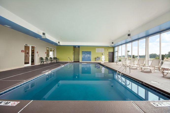 Imagen de la piscina del Hotel Holiday Inn Express & Suites Florence I-95 @ Hwy 327. Foto 14
