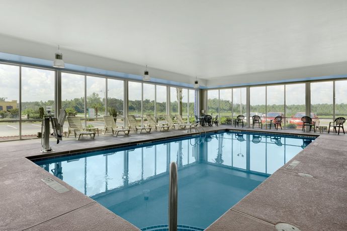 Imagen de la piscina del Hotel Holiday Inn Express & Suites Florence I-95 @ Hwy 327. Foto 16