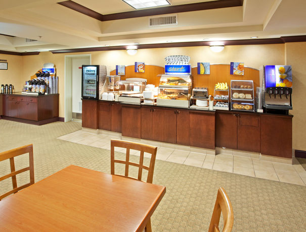 Imagen del bar/restaurante del Hotel Holiday Inn Express & Suites Fresno (River Park) Hwy 41. Foto 3