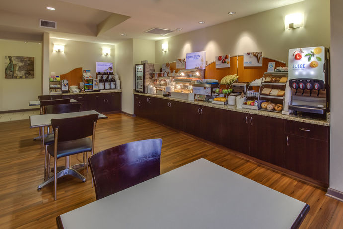 Imagen del bar/restaurante del Hotel Holiday Inn Express & Suites Greensboro-East. Foto 2