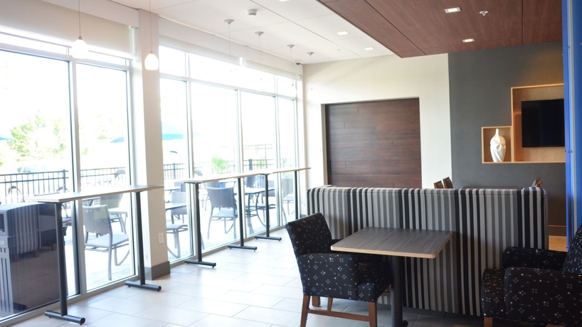 Imagen del bar/restaurante del Hotel Holiday Inn Express & Suites Jacksonville W - I295 and I10. Foto 3