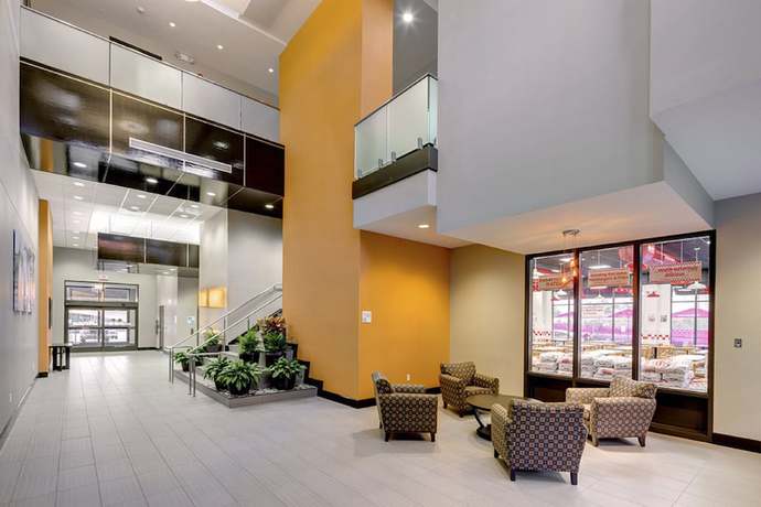 Imagen de los interiores del Hotel Holiday Inn Express & Suites Kansas City KU Medical Center. Foto 18
