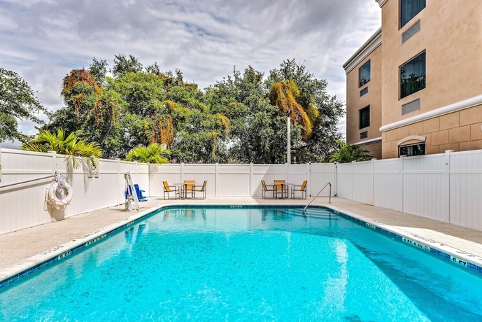 Imagen de la piscina del Hotel Holiday Inn Express & Suites Lantana. Foto 18