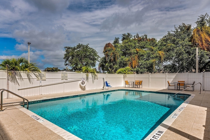 Imagen de la piscina del Hotel Holiday Inn Express & Suites Lantana. Foto 19