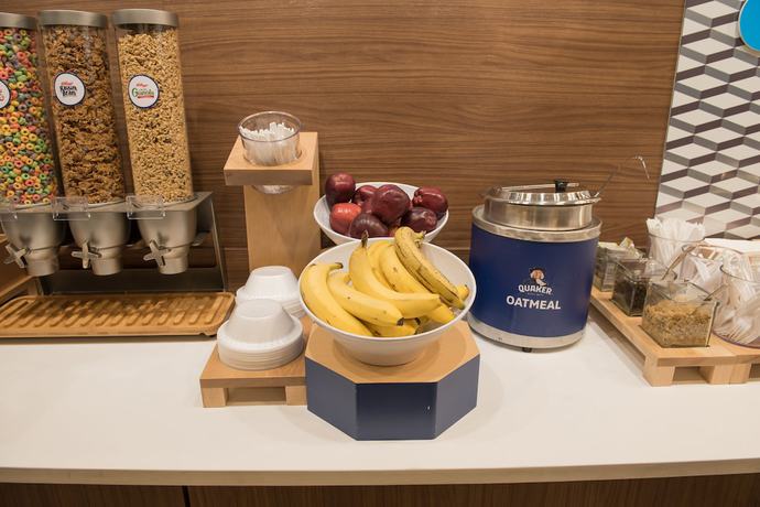 Imagen del bar/restaurante del Hotel Holiday Inn Express & Suites - Louisville N - Jeffersonville, an IHG Hotel. Foto 4