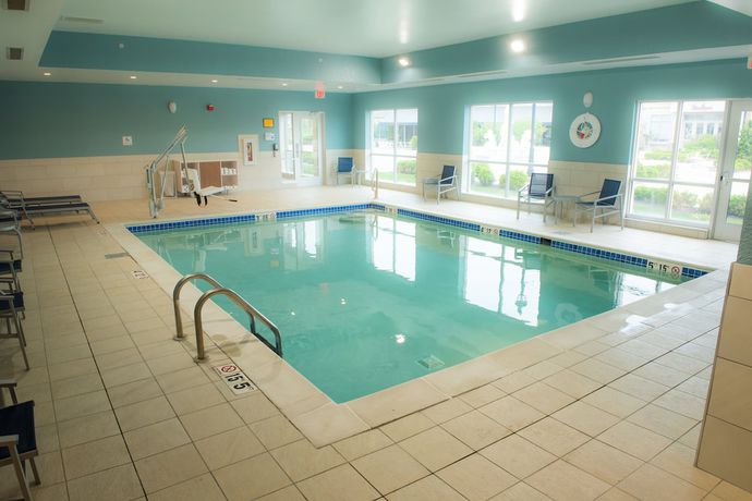 Imagen de la piscina del Hotel Holiday Inn Express & Suites - Louisville N - Jeffersonville, an IHG Hotel. Foto 20