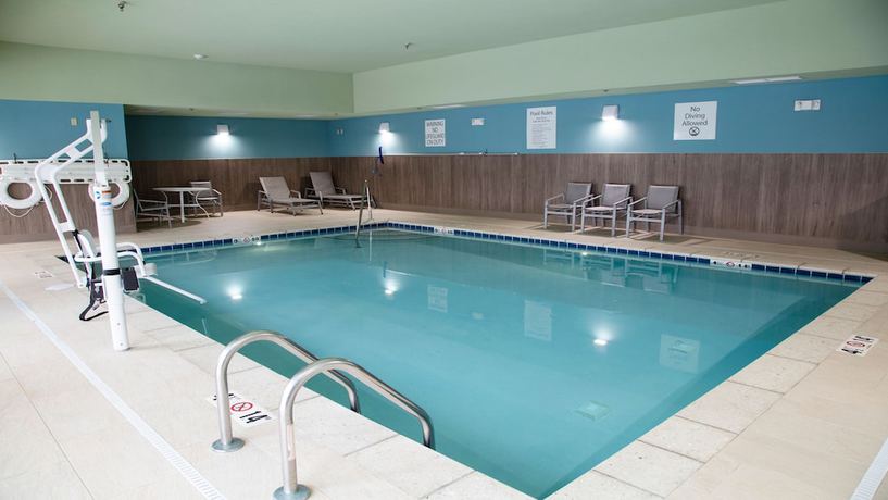 Imagen de la piscina del Hotel Holiday Inn Express & Suites - Marion. Foto 20
