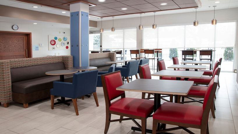 Imagen del bar/restaurante del Hotel Holiday Inn Express & Suites - Marion. Foto 2