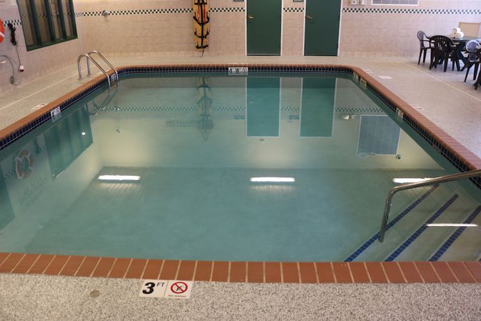 Imagen de la piscina del Hotel Holiday Inn Express & Suites Marquette. Foto 19