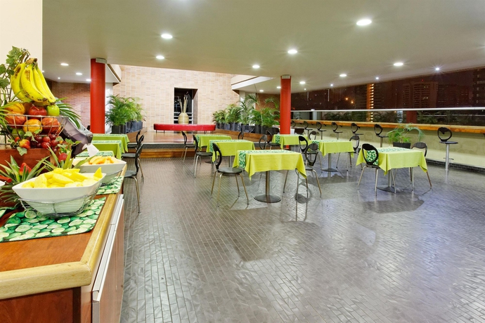 Imagen del bar/restaurante del Hotel Holiday Inn Express & Suites Medellin. Foto 3