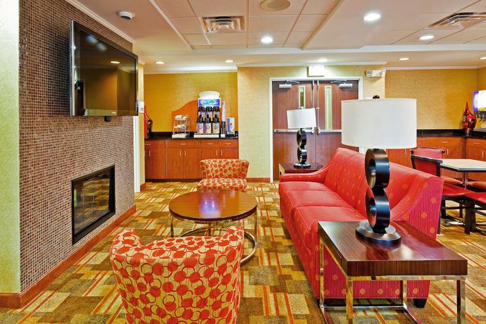 Imagen de los interiores del Hotel Holiday Inn Express & Suites Memphis/Germantown. Foto 18