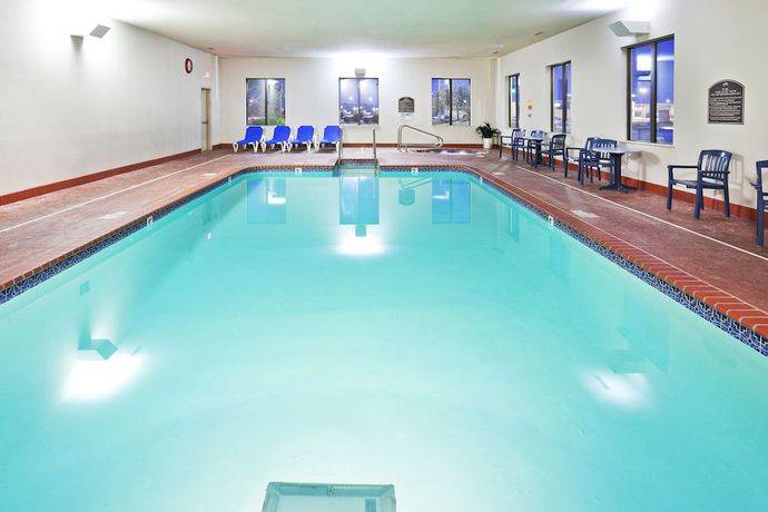 Imagen de la piscina del Hotel Holiday Inn Express & Suites Midwest City. Foto 20