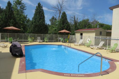 Imagen de la piscina del Hotel Holiday Inn Express & Suites - Milan - Sandusky Area, an IHG. Foto 10