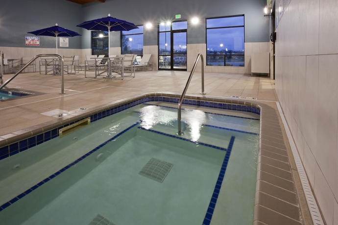 Imagen de la piscina del Hotel Holiday Inn Express & Suites Minneapolis (Golden Valley). Foto 15