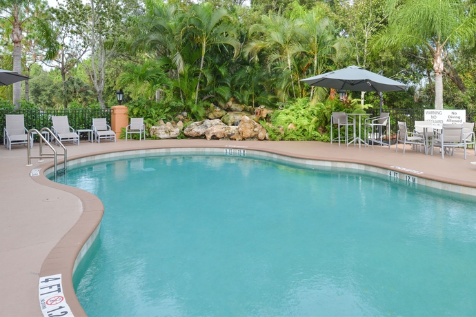 Imagen de la piscina del Hotel Holiday Inn Express & Suites Naples North - Bonita Springs. Foto 16