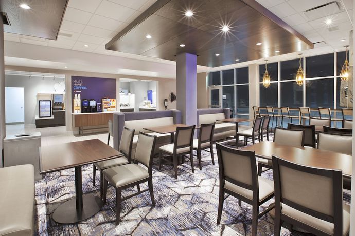 Imagen del bar/restaurante del Hotel Holiday Inn Express & Suites - Okemos - University Area. Foto 3