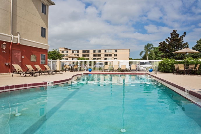 Imagen de la piscina del Hotel Holiday Inn Express & Suites Orlando International Airport. Foto 16